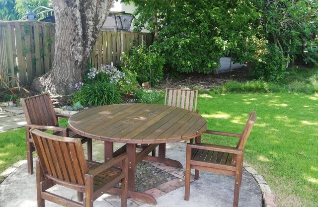 Private room in quiet Hamilton suburb