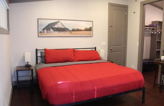 Private Room - Pet friendly, Close to Fiesta Texas, SeaWorld, Riverwalk and more