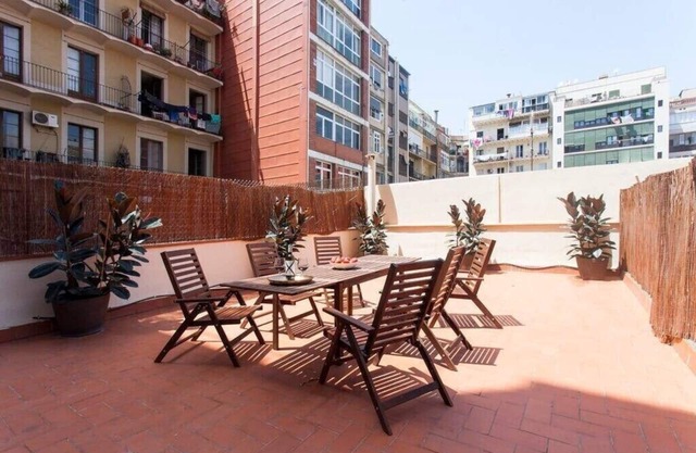 Private Terrace 4-bedroom apartment in Eixample
