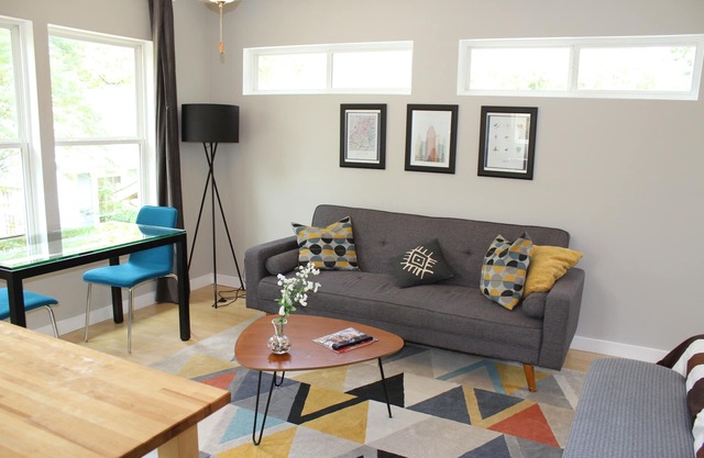 Private treetop loft, walk to UT Campus, Stadium, St Davis hospital & downtown