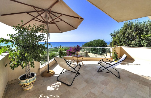 Private villa 10 meters from the sea parking wifi barbecue 4 bathrooms 4 bedrooms