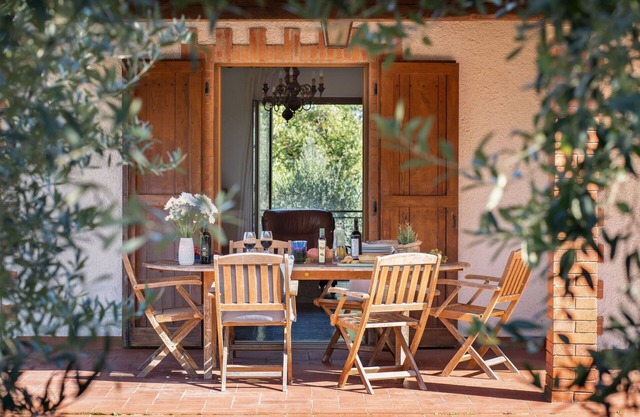 Private Villa with WIFI, private pool, A/C, TV, patio, pets allowed, panoramic view, close to Arezzo