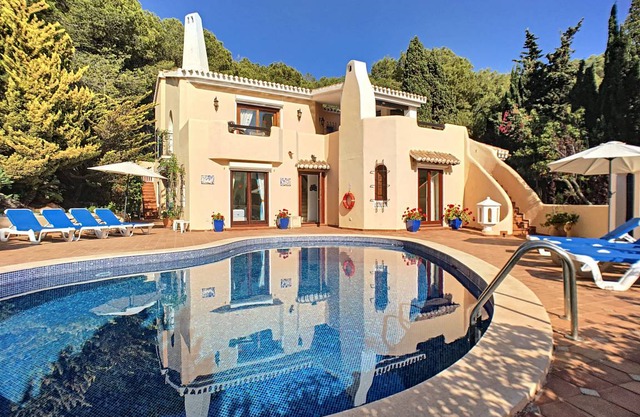 Private villa, large pool area, free wifi