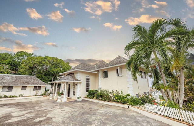 Private villa w/Gym 5 mins away from town.