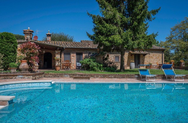 Private Villa with A/C, WIFI, private pool, TV, terrace, pets allowed, close to San Gimignano