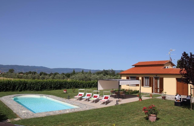 Private Villa with A/C, WIFI, private pool, TV, pets allowed, panoramic view, close to Cortona