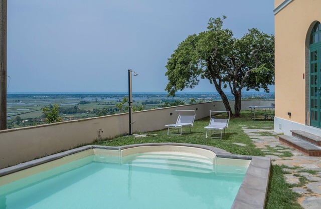 Private Villa with A/C, WIFI, private pool, TV, veranda, panoramic view, close to Viareggio
