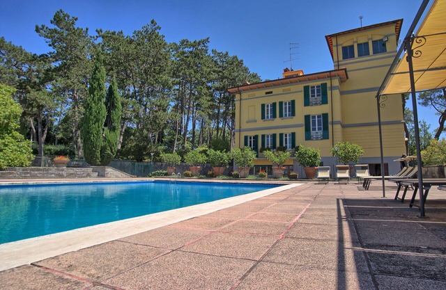Private Villa with hot tub, private pool, WIFI, TV, panoramic view, parking, close to Arezzo