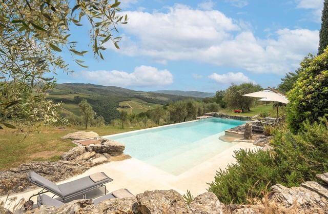 Private Villa with hot tub, private pool, WIFI, TV, patio, panoramic view, close to Greve In Chianti