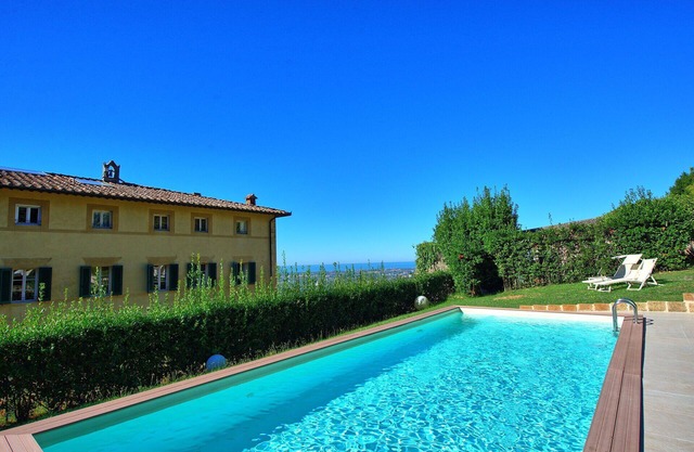 Private Villa with hot tub, WIFI, A/C, private pool, TV, patio, panoramic view, close to Viareggio