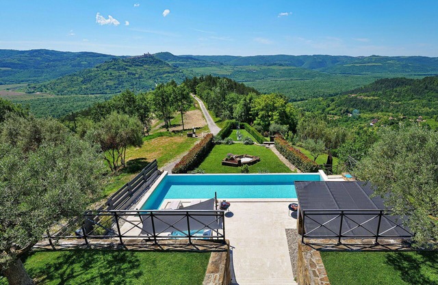 Private Villa with hot tub, private pool, WIFI, A/C, TV, terrace, pets allowed, panoramic view