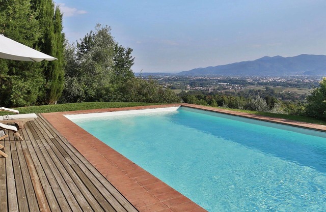 Private Villa with private pool, A/C, WIFI, TV, veranda, panoramic view, parking, close to Lucca