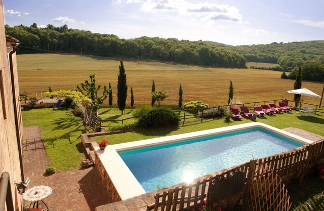 Private Villa with WIFI, private pool, hot tub, A/C, TV, patio, panoramic view, close to Siena