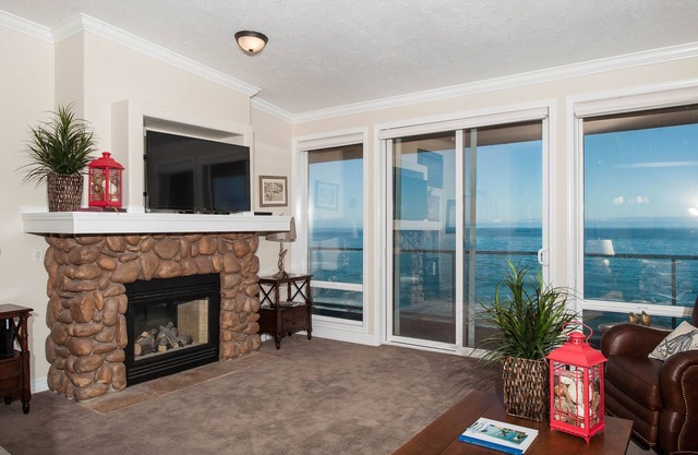 Promo! Top Floor Oceanfront Condo-Hot Tub/Wifi/Indoor Pool/HDTV & Much More!