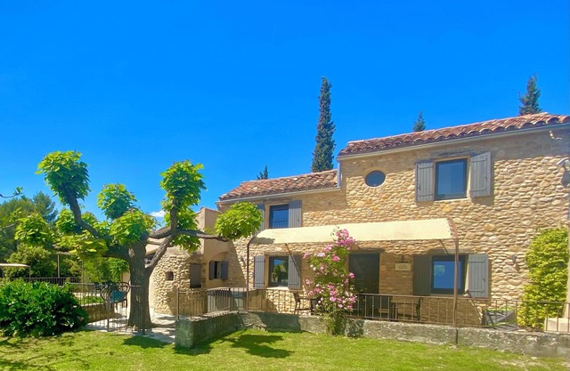 Property 8 people with swimming pool in the countryside center of Vaison