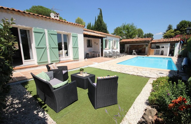 Provencal villa with heated pool in beautiful surrondings, close to the beaches