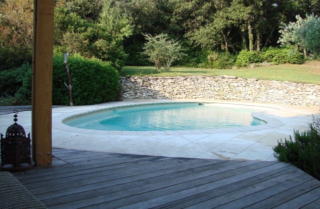 Provencal villa with pool near Avignon