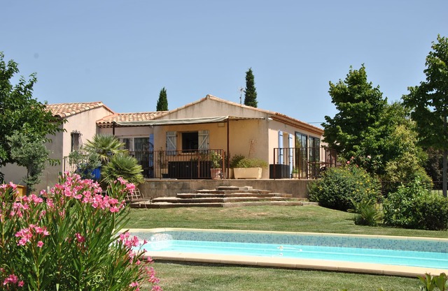 Provencal villa with pool at the foot of the holy victory