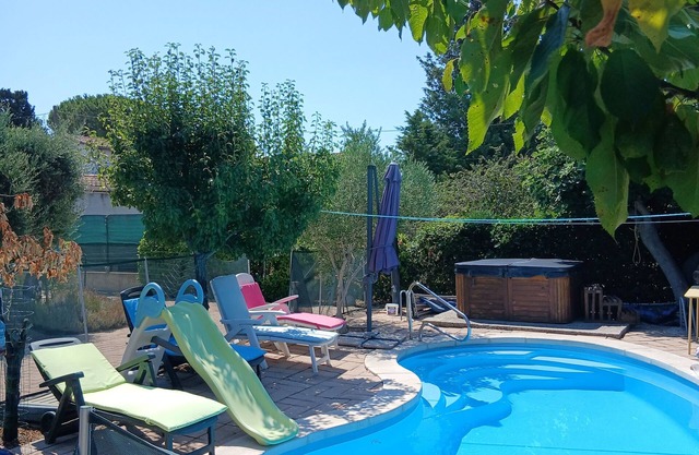 Provence Bungalow Family 3 Rooms Swimming pool sharing 1h00 8km from Avignon