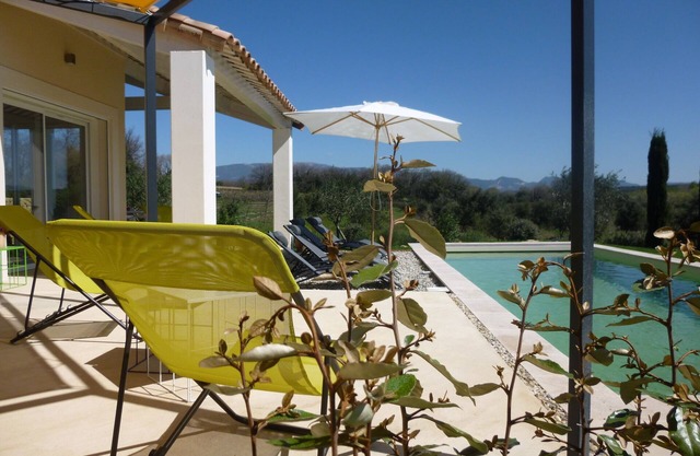 Provence-contemporary air-conditioned villa 6pers-plain pied-vue-private pool-3bed