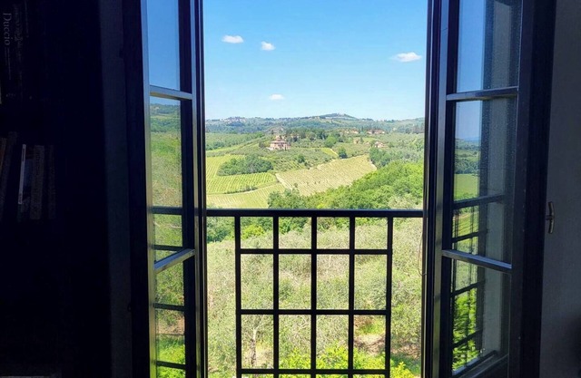 Pure Tuscany with an idyllic villa and exceptional views