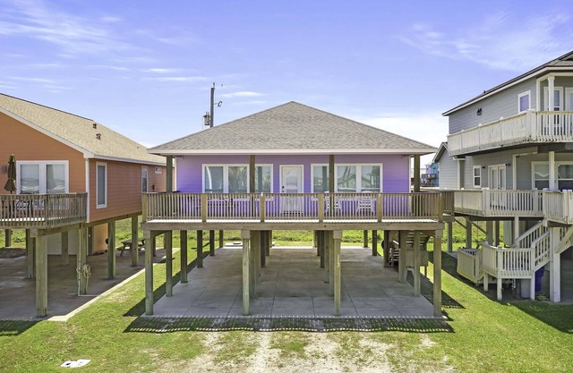PURPLE PELICAN - 30 seconds from the sand! Private Community Walkover