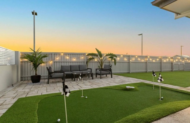 Putt Putt - Pool Slide - 100m to Beach - Ultimate Family Entertainer