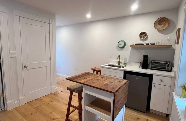 Quaint apartment in charming Framingham, 5 Min to FSU