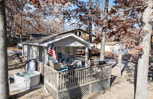 Quaint Cabin-Hot Tub, Slip, Trailer Parking/Launch