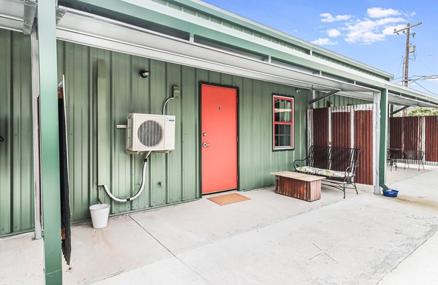 Quaint cabin super close to the marina, restaurants and activities!