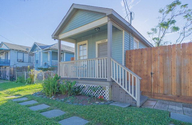 Quaint Galveston Cottage, HALF PINT! Pet Friendly, Long Term Renters and Snowbirds Welcome