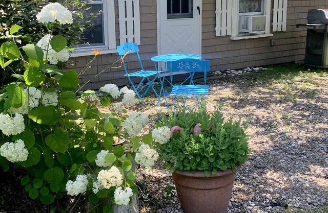 Quaint Guest Cottage - with PRIVATE parking pass to the Beach