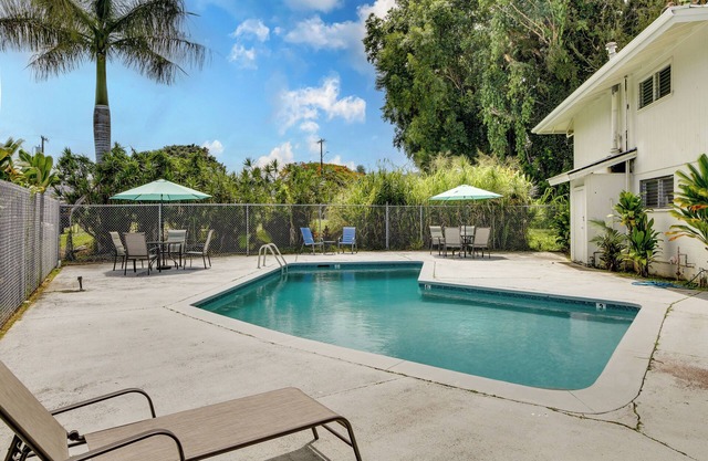 Quaint Hilo Vacation Rental w/Community Pool!