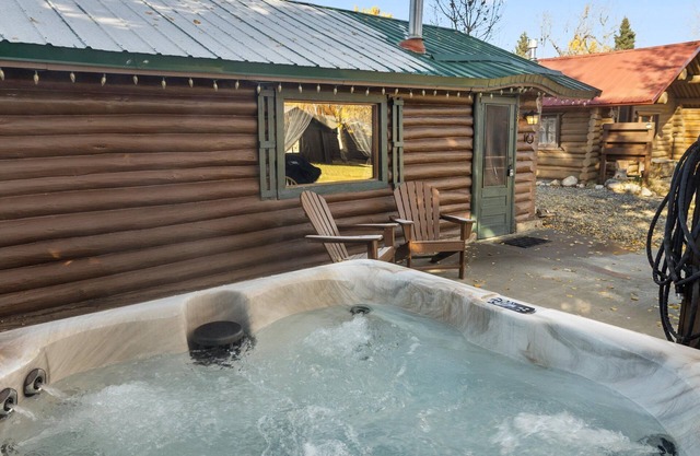 Quaint historic cabin with hot tub and WiFi, this cozy Wild Bill`s cabin.