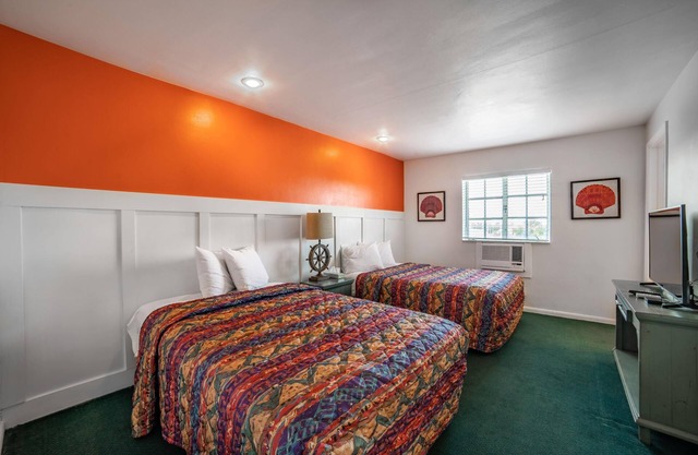 Quaint, Lakeside Standard Hotel Room with Kitchenette
