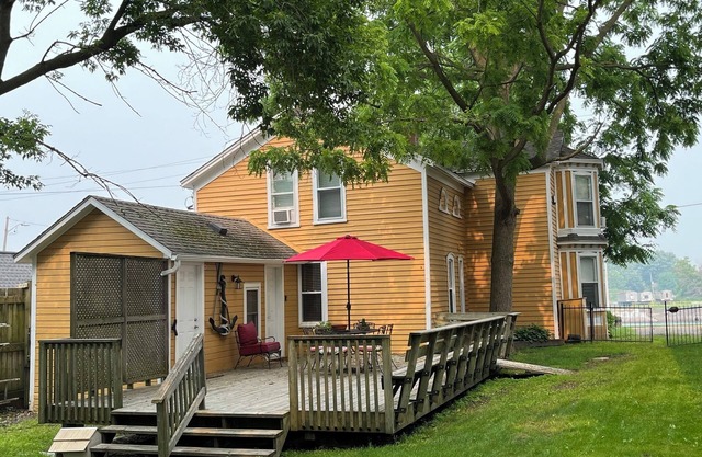 Quaint rear guest suite along the canal and close to Niagara Falls and wineries.