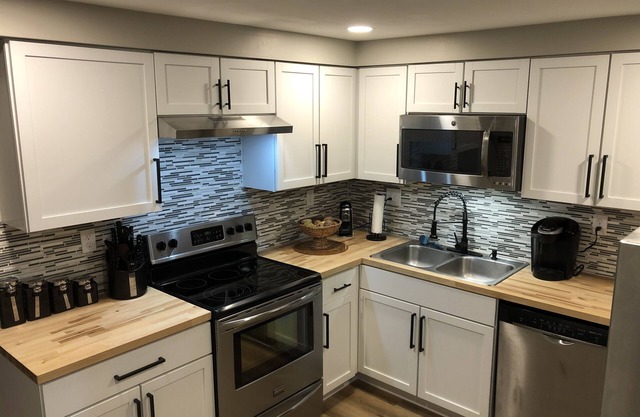 Quaint recently renovated house walking distance to Lake Shore Park.