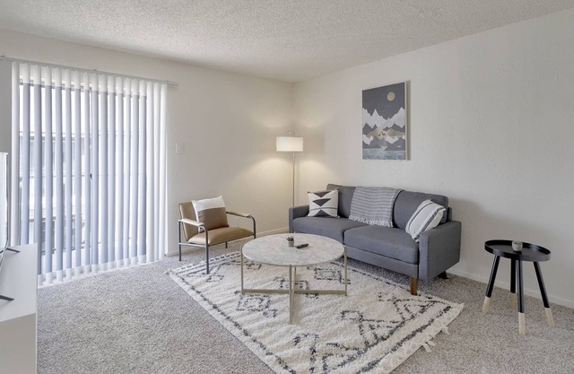 Quaint Suite w/ Full Kitchen + Parks Nearby