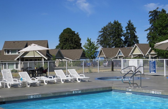 Qualicum Landing #6 - Cozy Beach Home with Community Pool