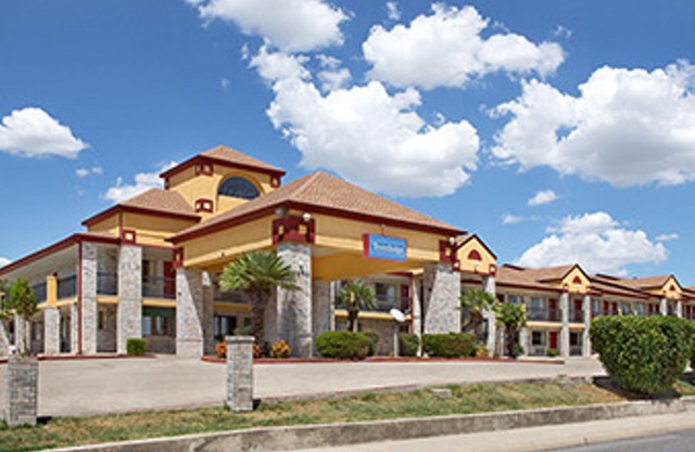 Quality Inn I-10 East Near at&T Center