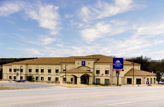Quality Inn & Suites - Glen Rose