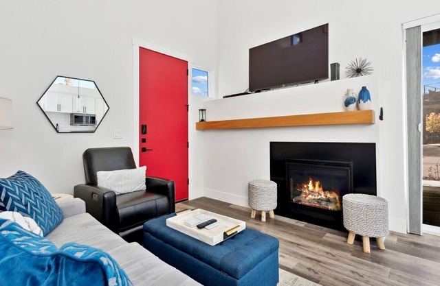 Quarry A17 - Stunning Quarry Unit! Sleeps 6! Communal Pool, Hot Tub, Gym & More!