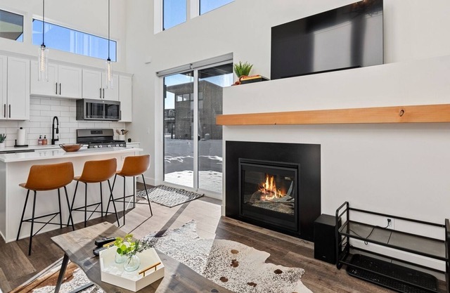 Quarry A28 - Beautiful Pet Friendly 2BD 2BA! Communal hot tub, pool and more!