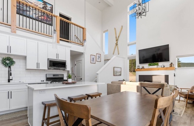 Quarry B10 - Stunning Quarry unit w/ access to community pool, spa , gym & more!