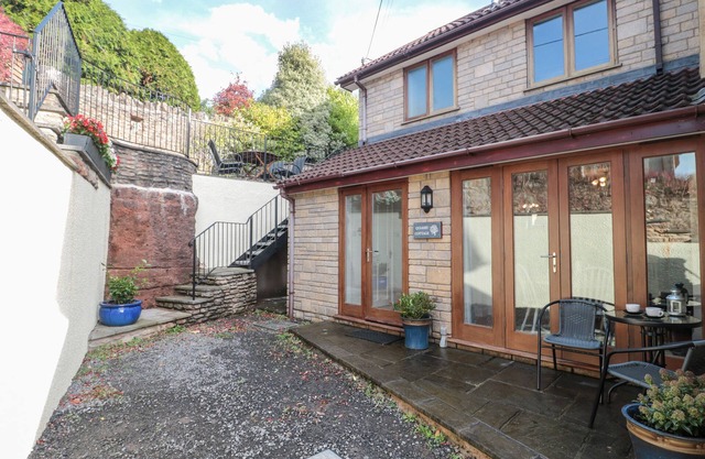 QUARRY COTTAGE, family friendly, with a garden in Draycott