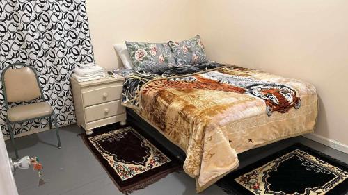 Queen Bedroom @ Divine Villa and Resort 6 mins EWR Airport and 4mins to Train Station