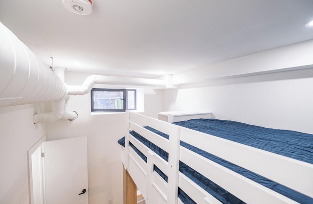 Queen Loft w/ Private Bathroom with sitting area or extra sofa bed in central TO