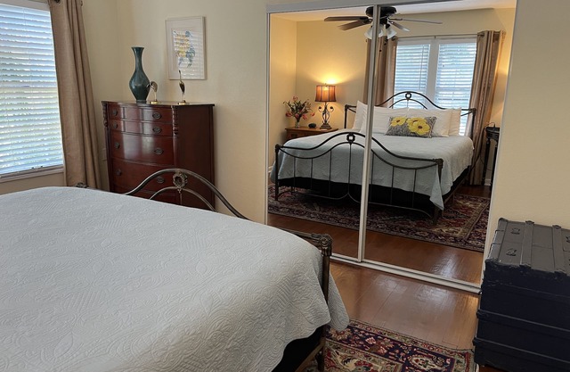 QUEEN PALM APT~ 2ND FLR APT~PRETTY, CLEAN. GREAT LOCATION!