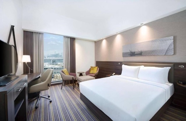 Queen Room Near Sunrise Supermarket By Luxury Bookings