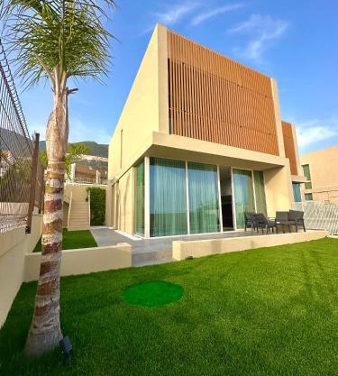 Queens Luxury Vila 111B